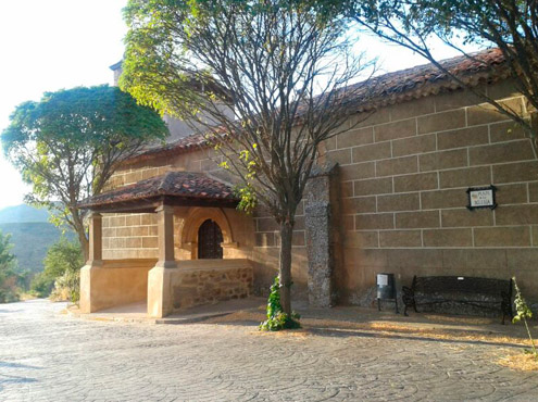 Plaza de la iglesia de Naharros